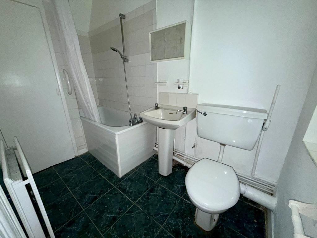 Lot: 146 - FREEHOLD PROPERTY ARRANGED AS TWO FLATS - Flat one bathroom with W.C.